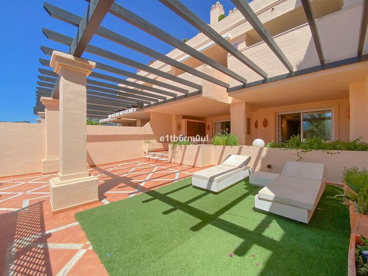 Apartment | Resale in Nueva Andalucía in Nueva Andalucía Others, Costa del Sol - Photo 3