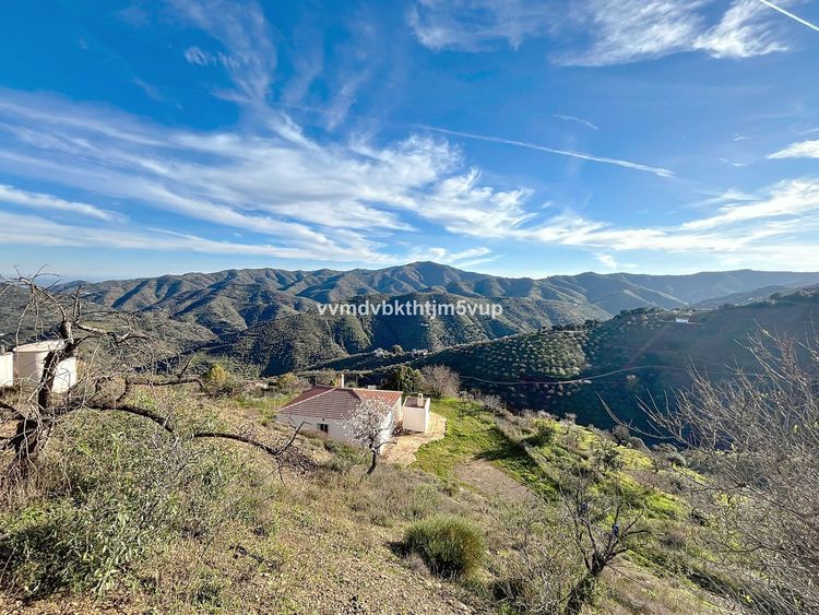House | Resale in Colmenar in Colmenar, Costa del Sol - Photo 2