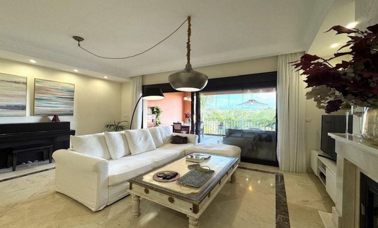 House | Resale in Estepona in Estepona, Costa del Sol - Photo 3