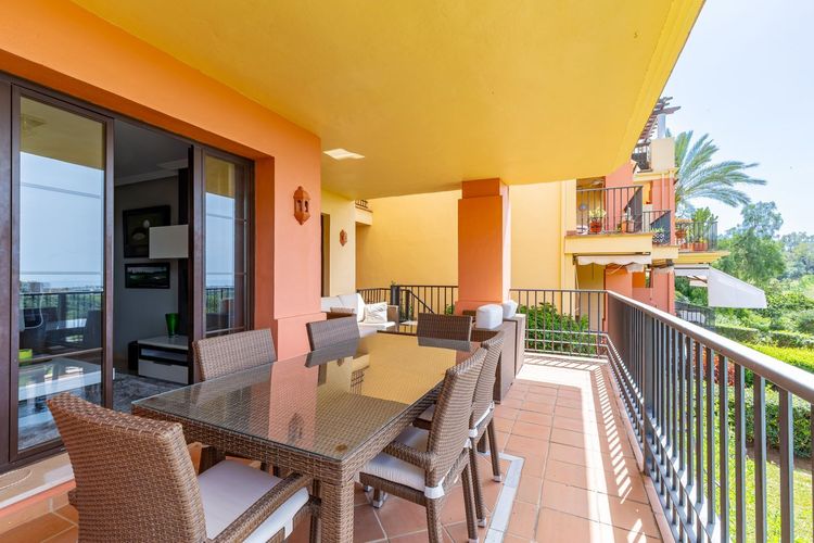 Apartment | Resale in Los Arqueros in Los Arqueros, Costa del Sol - Photo 2