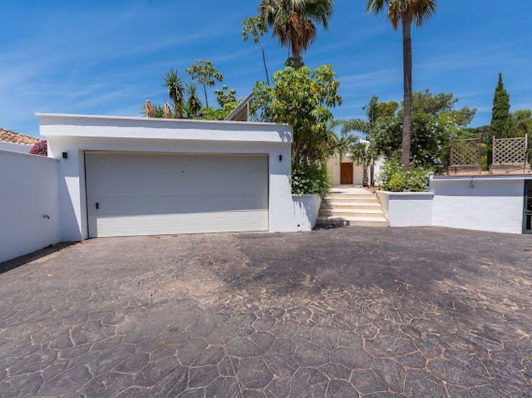 House | Resale in El Madroñal in El Madroñal, Costa del Sol - Photo 3