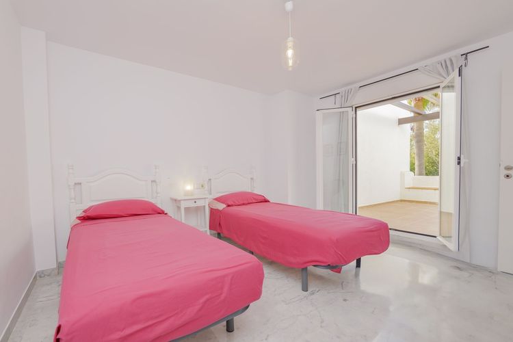 House | Resale in Bahía de Marbella in Bahía de Marbella, Costa del Sol - Photo 5