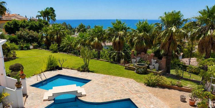 House | Resale in Torrequebrada in Torrequebrada, Costa del Sol - Photo 4