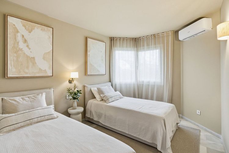 Apartment | Resale in Calahonda in Calahonda, Costa del Sol - Photo 5