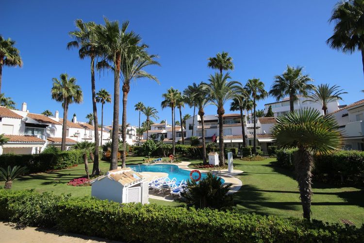 House | Resale in Bahía de Marbella in Bahía de Marbella, Costa del Sol - Photo 2