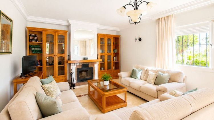 House | Resale in Estepona in Estepona, Costa del Sol - Photo 5