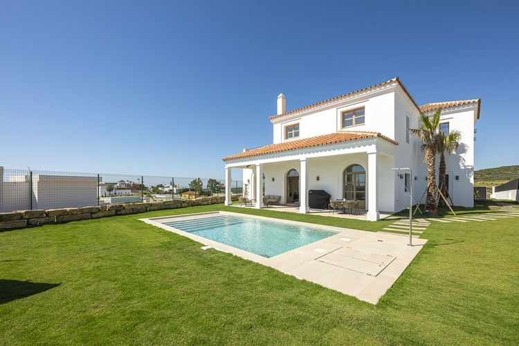 House | Resale in Estepona in Estepona, Costa del Sol - Photo 2