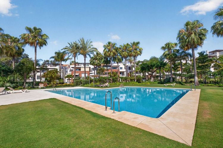 Apartment | Resale in Estepona in Estepona, Costa del Sol - Photo 2