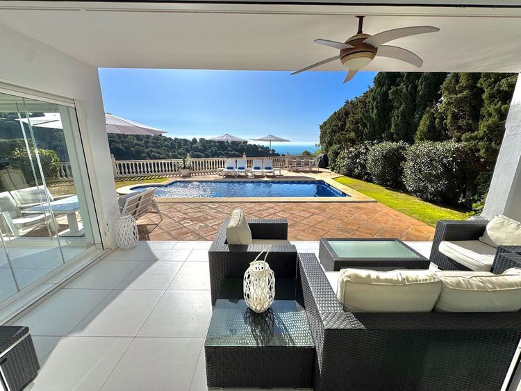 House | Resale in Calahonda in Calahonda, Costa del Sol - Photo 2