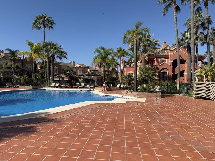 Apartment | Resale in Nueva Andalucía in Nueva Andalucía Others, Costa del Sol - Photo 2