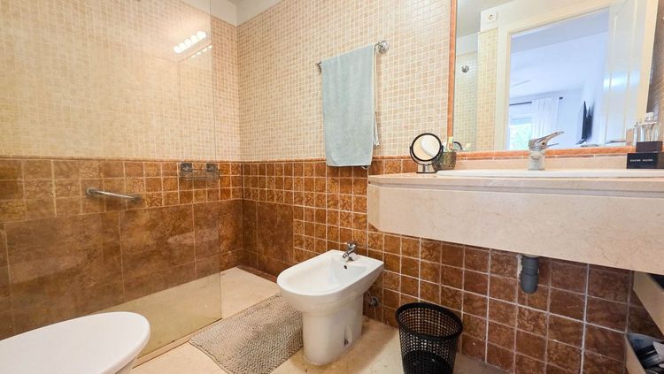 Apartment | Resale in La Duquesa in La Duquesa, Costa del Sol - Photo 4