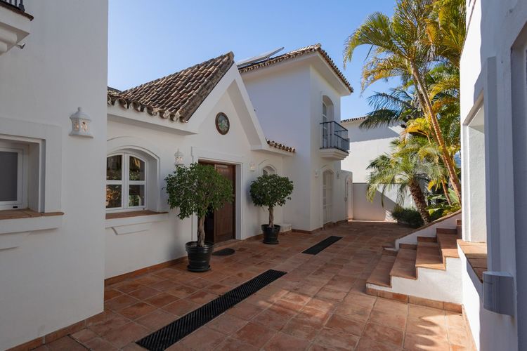 House | Resale in Guadalmina Alta in Guadalmina Alta, Costa del Sol - Photo 4