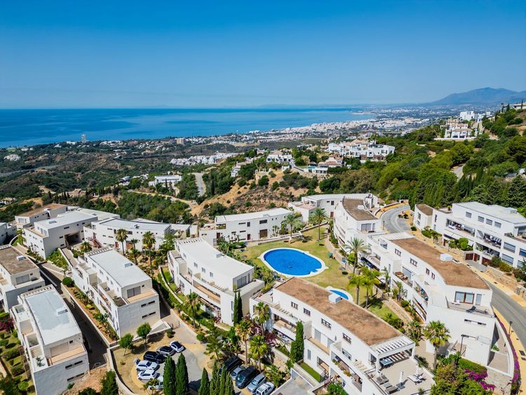 Apartment | Resale in Los Monteros in Los Monteros, Costa del Sol - Photo 2