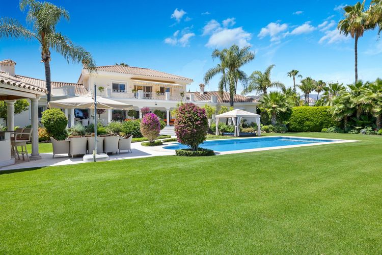 House | Resale in Nueva Andalucía in Nueva Andalucía Others, Costa del Sol - Photo 2