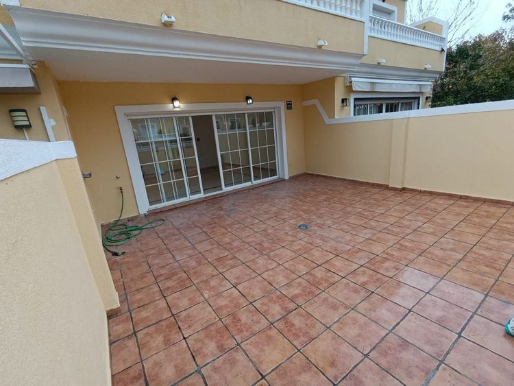House | Resale in Calahonda in Calahonda, Costa del Sol - Photo 2