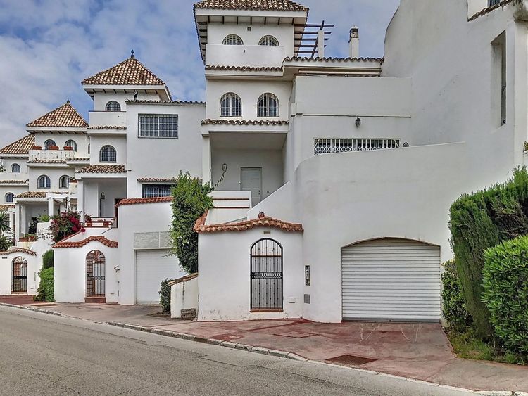 House | Resale in La Duquesa in La Duquesa, Costa del Sol - Photo 5