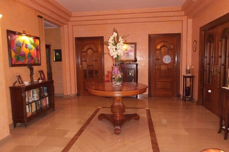 House | Resale in Alhaurín de la Torre in Alhaurín de la Torre, Costa del Sol - Photo 2