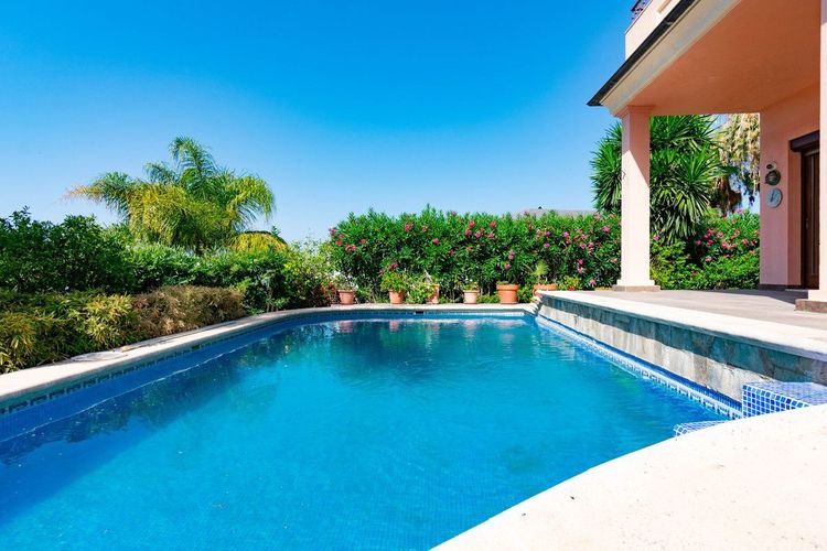 House | Resale in Estepona in Estepona, Costa del Sol - Photo 2