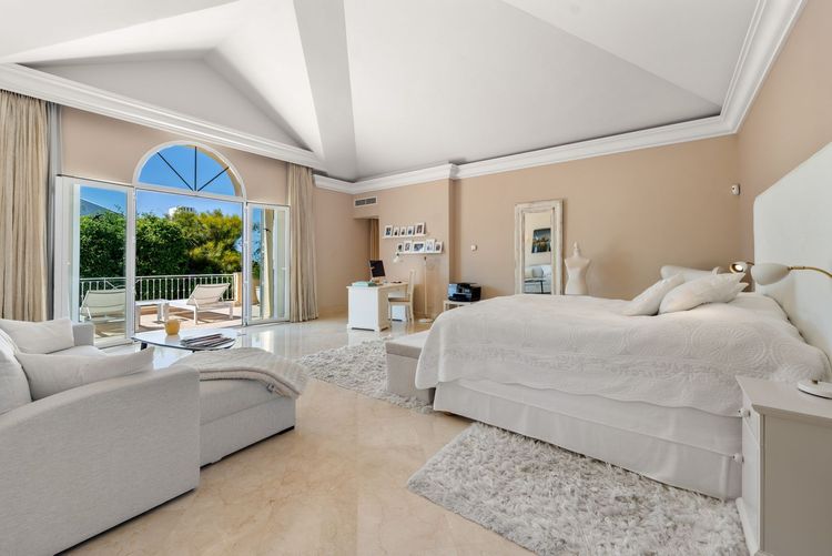 House | Resale in The Golden Mile in The Golden Mile, Costa del Sol - Photo 5