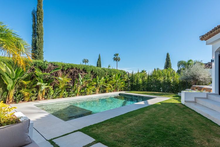 House | Resale in Nueva Andalucía in Nueva Andalucía Others, Costa del Sol - Photo 4