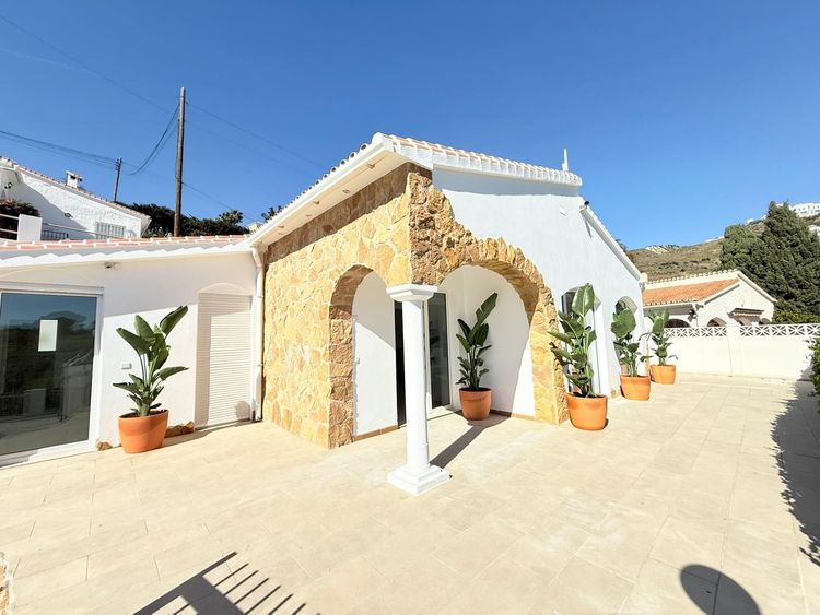 House | Resale in Torrox Costa in Torrox Costa, Costa del Sol - Photo 3