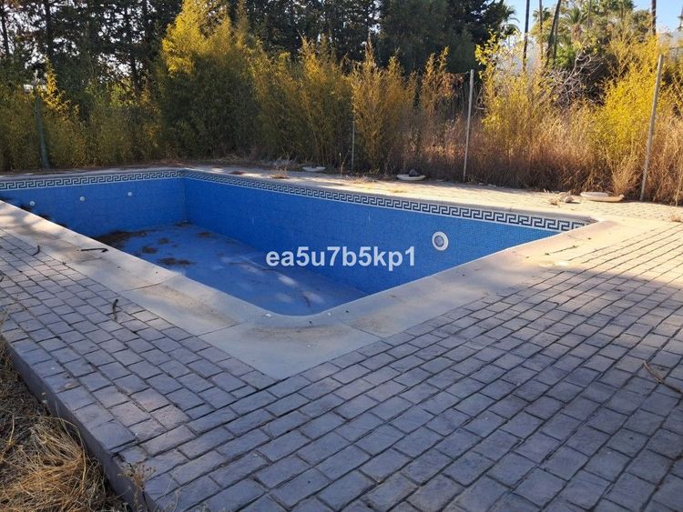 House | Resale in Estepona in Estepona, Costa del Sol - Photo 3