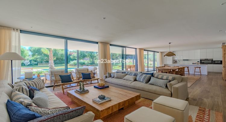 House | Resale in Sotogrande Costa in Sotogrande Costa, Costa del Sol - Photo 2