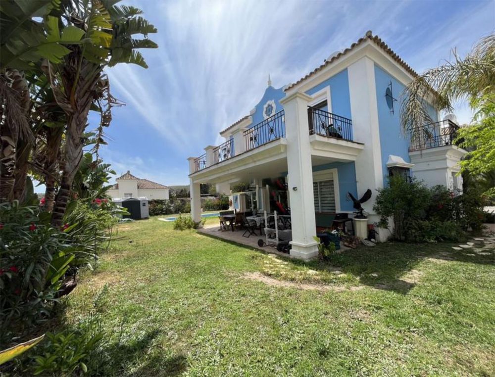 House | Resale in La Duquesa in La Duquesa, Costa del Sol - Main property photo
