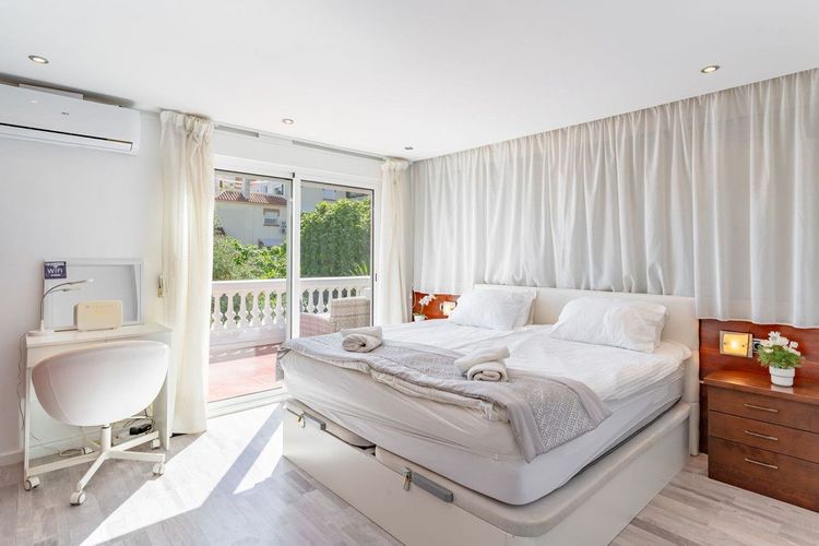Penthouse | Resale in La Carihuela in La Carihuela, Costa del Sol - Photo 5