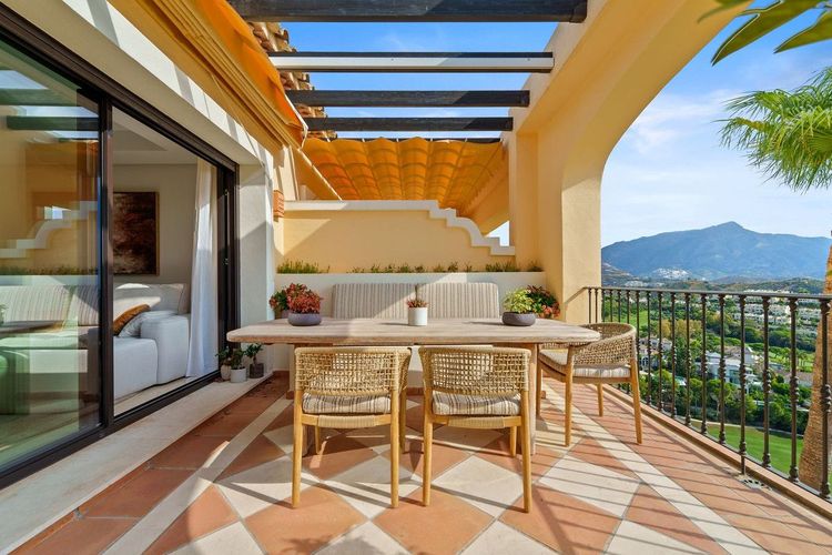 Penthouse | Resale in Benahavís in Benahavís Others, Costa del Sol - Photo 2