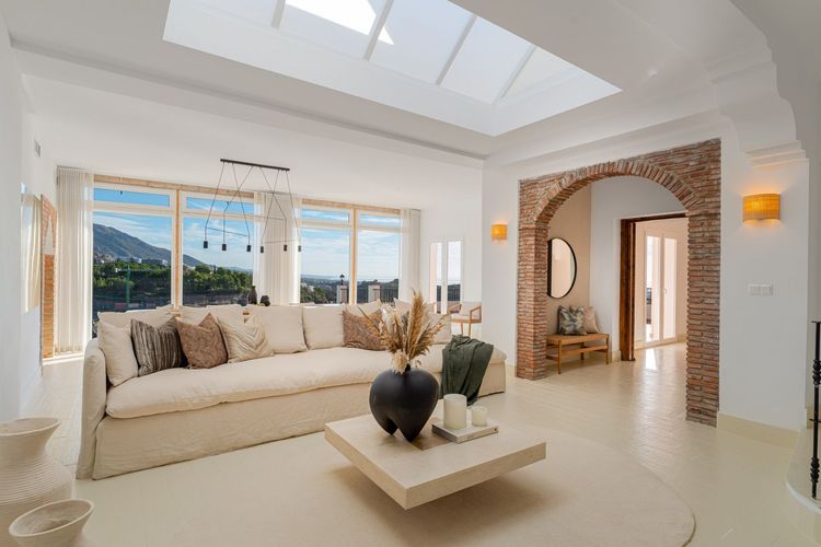 House | Resale in El Madroñal in El Madroñal, Costa del Sol - Photo 3