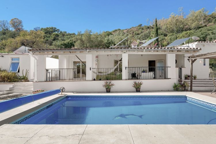 House | Resale in Estepona in Estepona, Costa del Sol - Photo 2