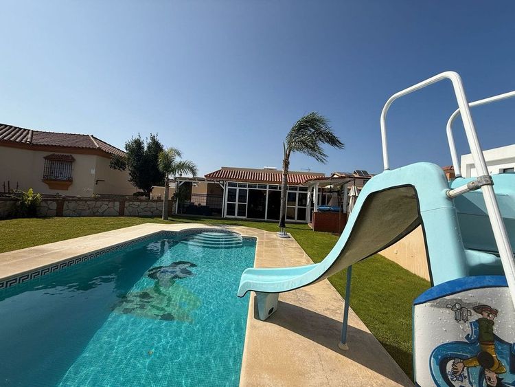 House | Resale in La Línea in La Línea, Costa del Sol - Photo 3