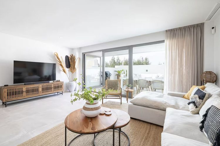 House | Resale in El Chaparral in El Chaparral, Costa del Sol - Photo 4