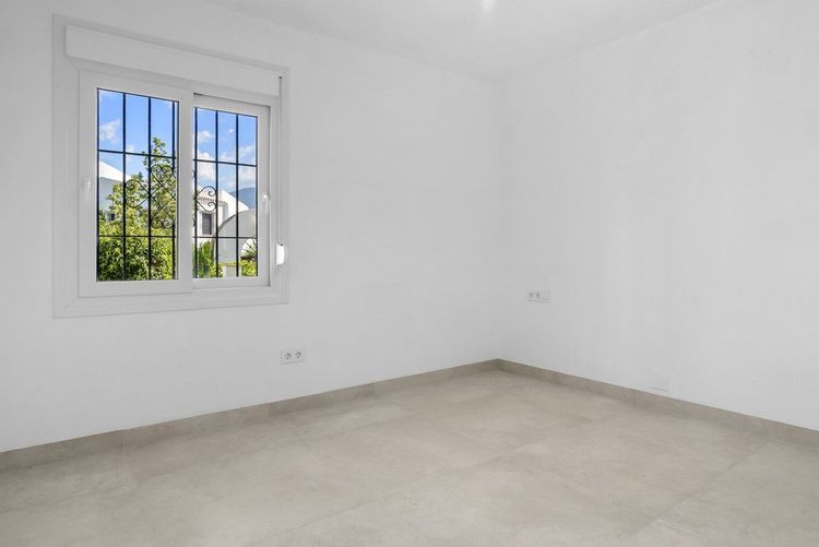Apartment | Resale in Nueva Andalucía in Nueva Andalucía Others, Costa del Sol - Photo 2