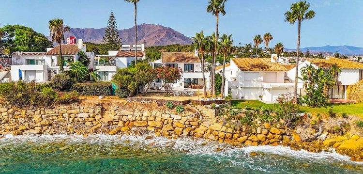 House | Resale in Estepona in Estepona, Costa del Sol - Photo 4