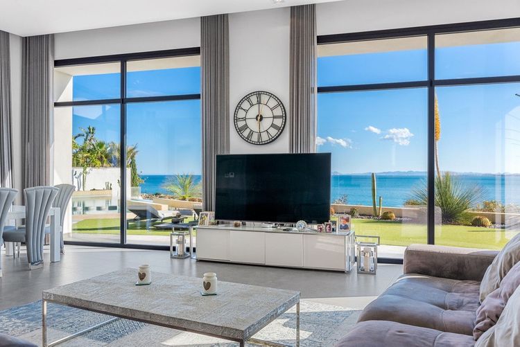 House | Resale in Cabo Roig in Cabo Roig, Costa Blanca - Photo 3