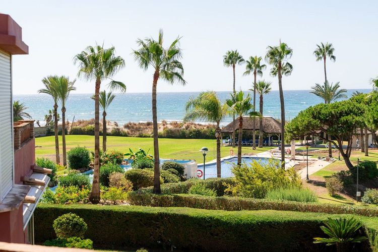 Apartment | Resale in Elviria in Elviria, Costa del Sol - Photo 3