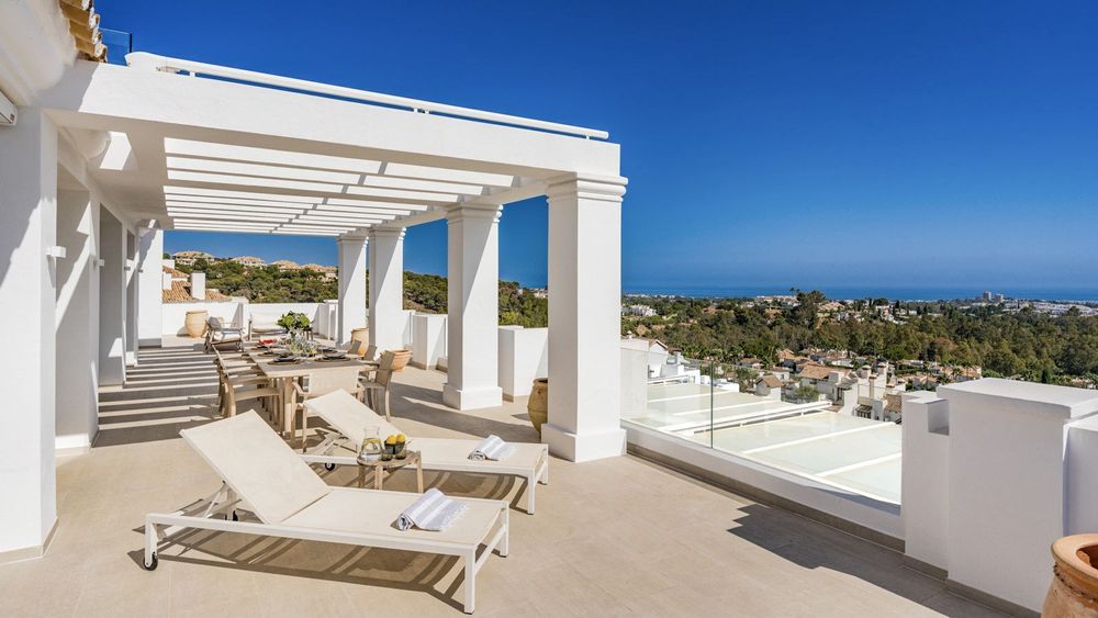 Apartment | Resale in Nueva Andalucía in Nueva Andalucía, Costa del Sol - Main property photo