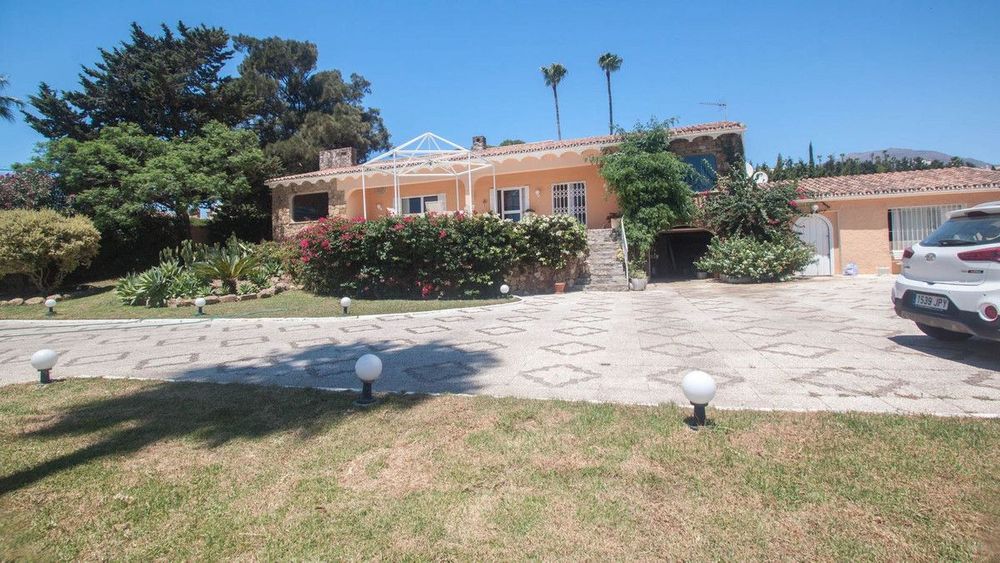 House | Resale in Estepona in Estepona, Costa del Sol - Main property photo