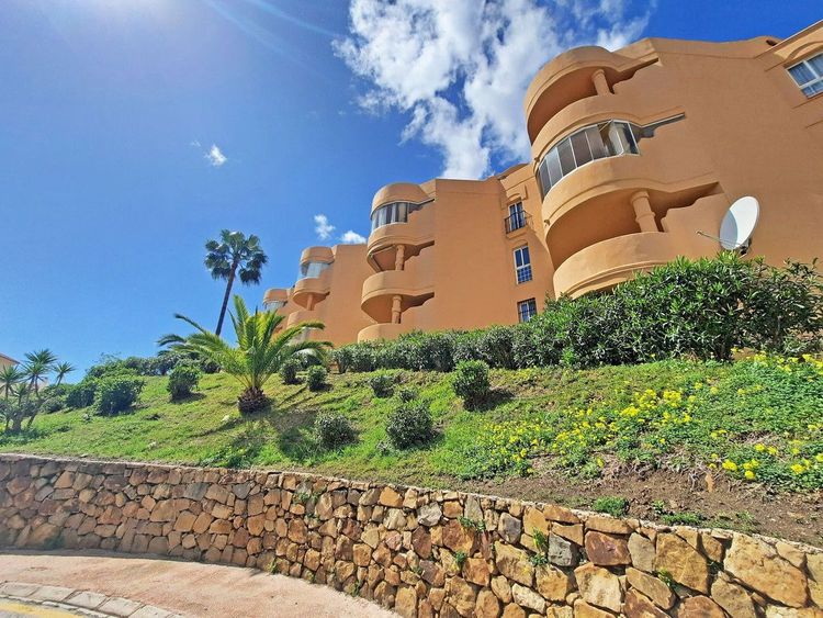 Apartment | Resale in Calahonda in Calahonda, Costa del Sol - Photo 4