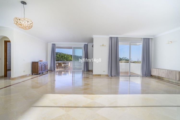 Apartment | Resale in Benahavís in Benahavís, Costa del Sol - Photo 2