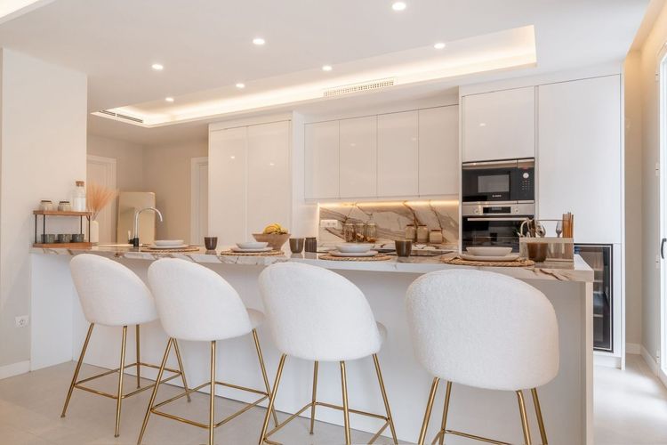 Apartment | Resale in Nueva Andalucía in Nueva Andalucía Others, Costa del Sol - Photo 2