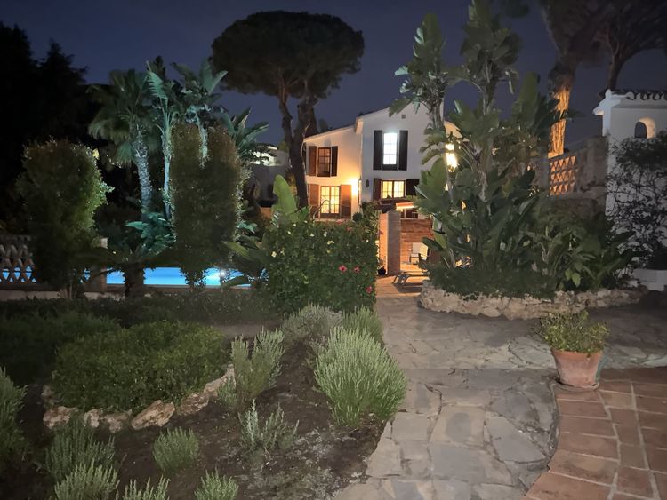 House | Resale in Elviria in Elviria, Costa del Sol - Photo 4