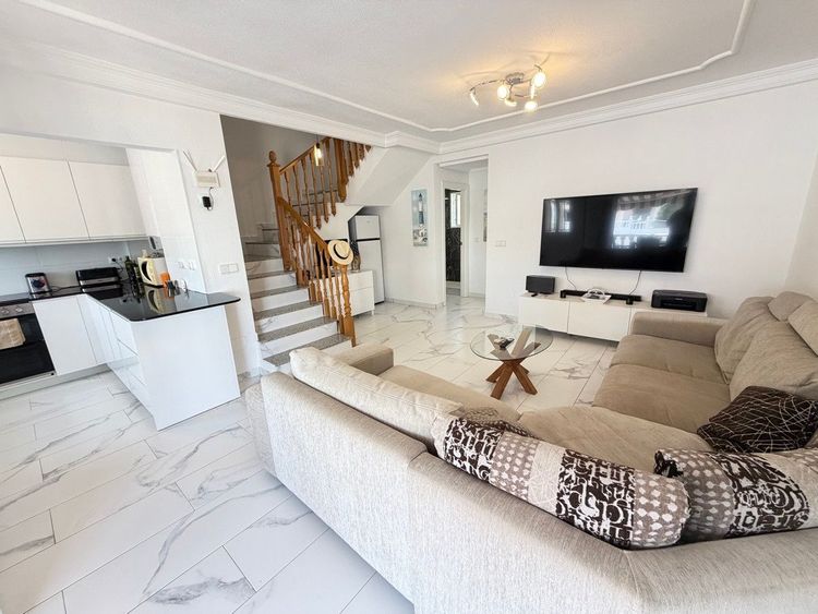 House | Resale in Villamartin in Villamartin, Orihuela Costa, Costa Blanca - Photo 4