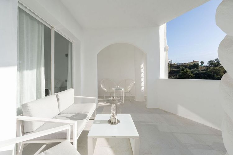 Apartment | Resale in Calahonda in Calahonda, Costa del Sol - Photo 2