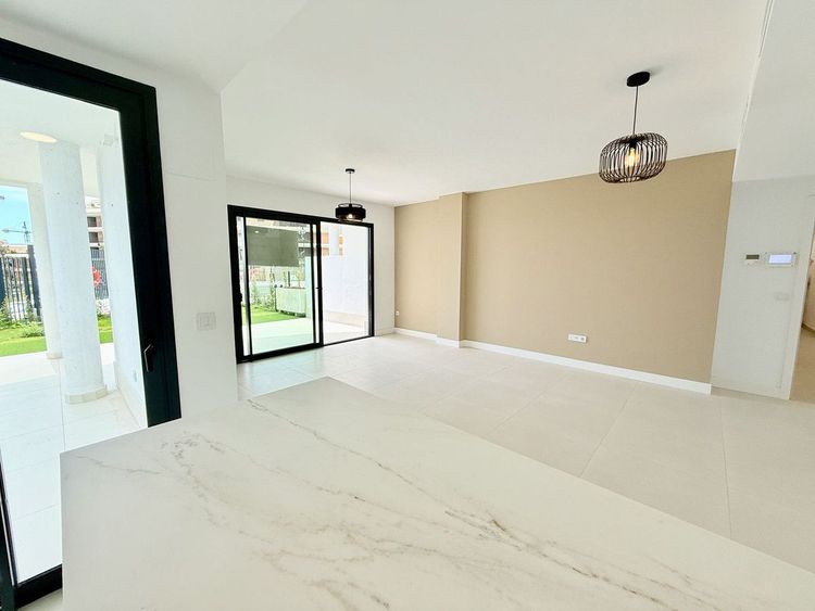 Apartment | Resale in Fuengirola in Fuengirola Others, Costa del Sol - Photo 4