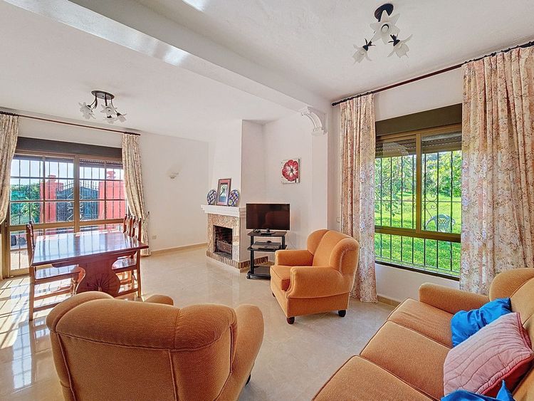 House | Resale in El Padron in El Padron, Costa del Sol - Photo 3