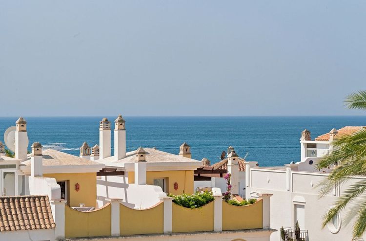 House | Resale in Bahía de Marbella in Bahía de Marbella, Costa del Sol - Photo 2