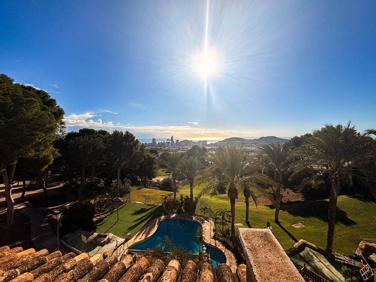 House | Resale in Finestrat in Finestrat, Costa Blanca - Photo 2